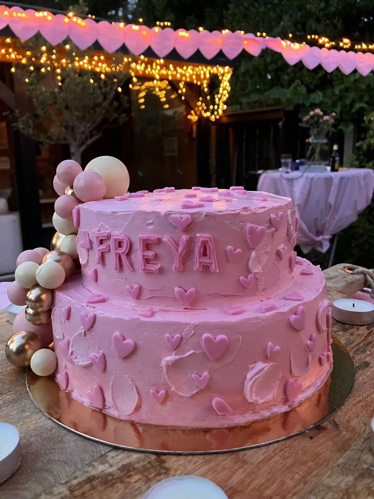 Handgemaakte roze feesttaart van Kirsten